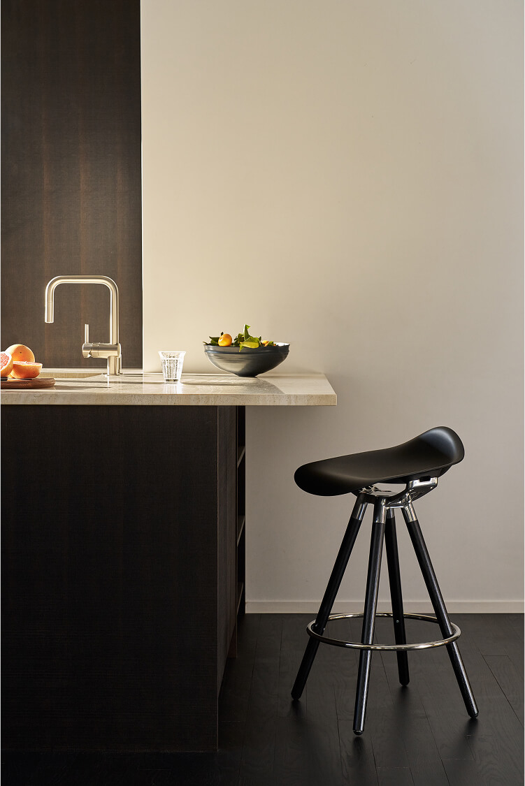 Freedom Headrest in Kvadrat Vanir textile with Graphite Frame