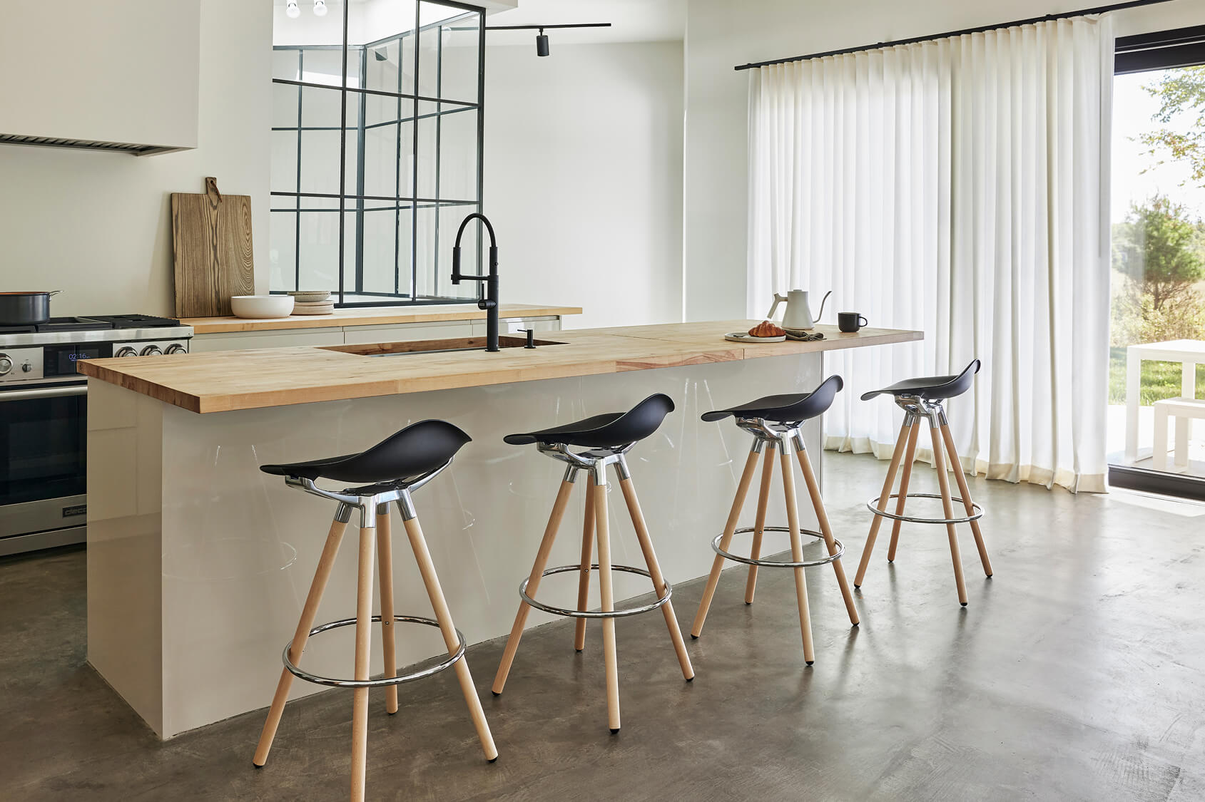 Freedom Headrest in Kvadrat Vanir textile with Graphite Frame